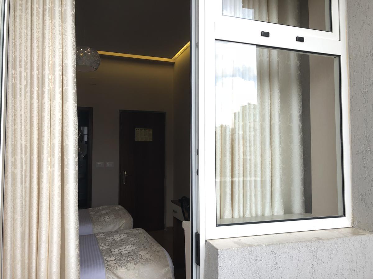 Hotel Palma Tirana Kültér fotó